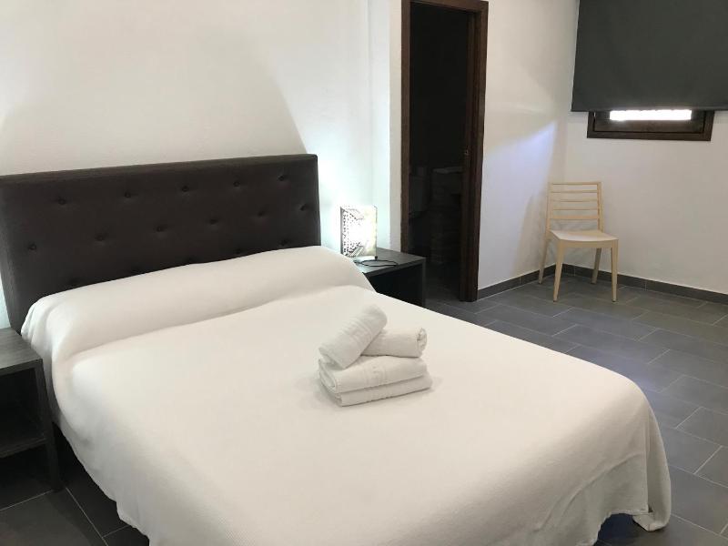 Budget Double Room image 3