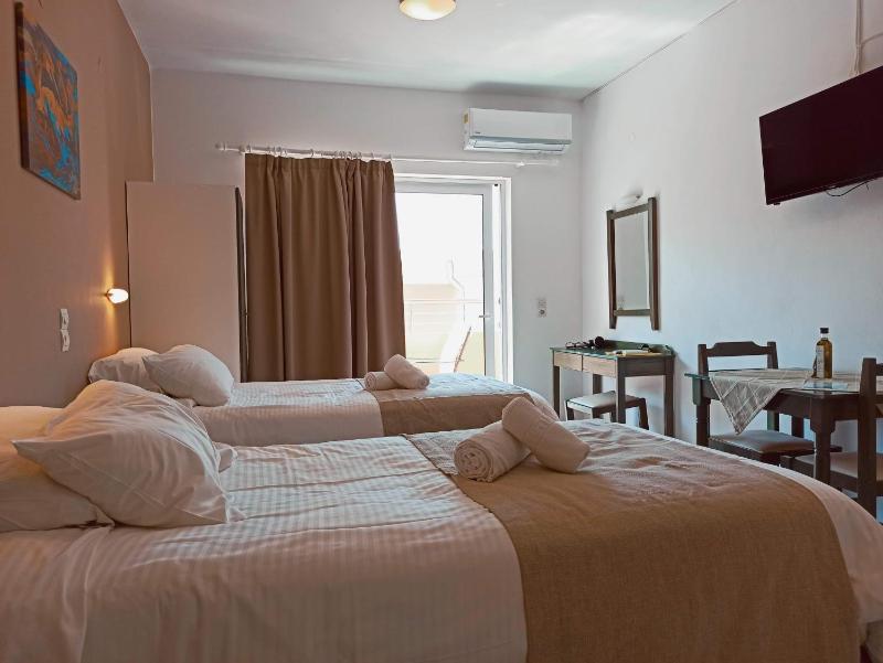 Standard Twin Room image 3