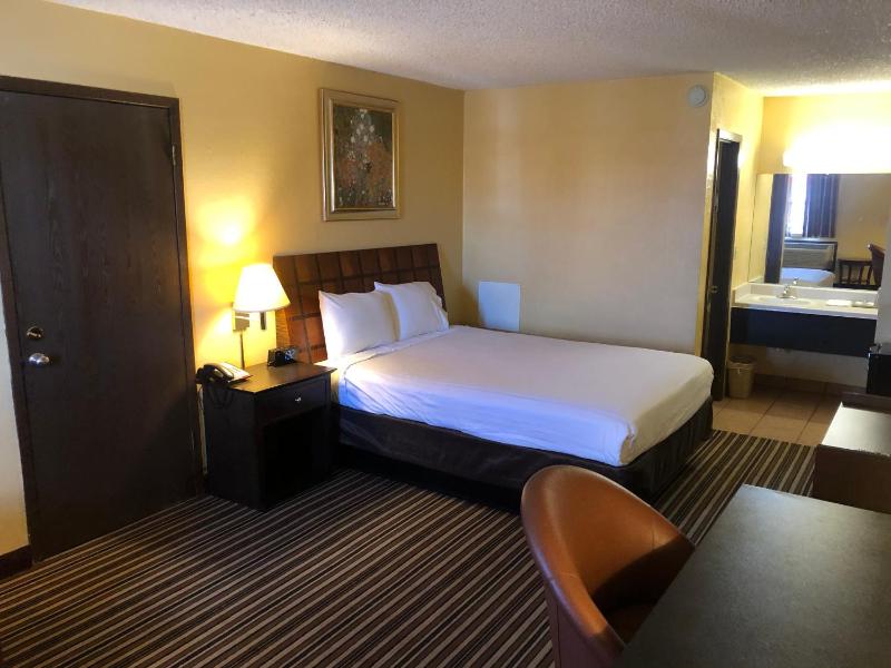 Standard Queen Room image 4