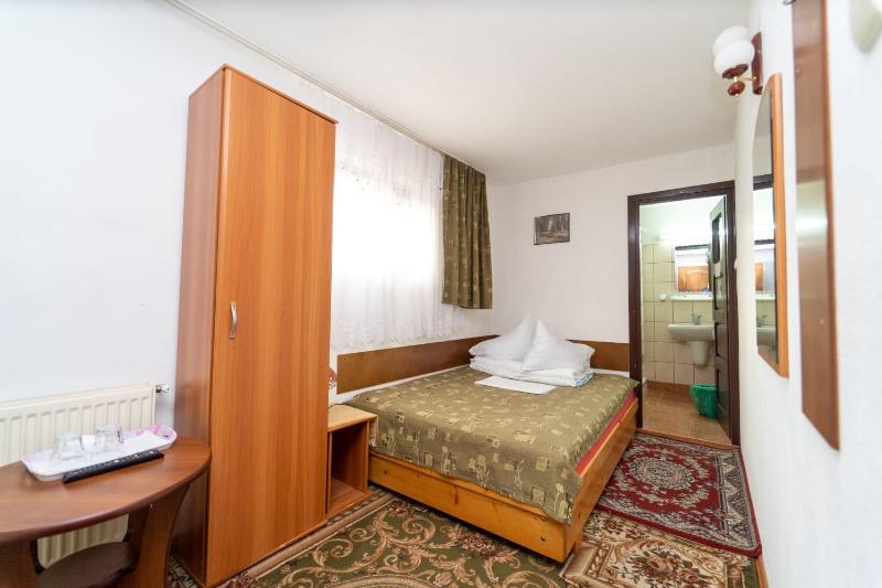 Budget Double Room image 3