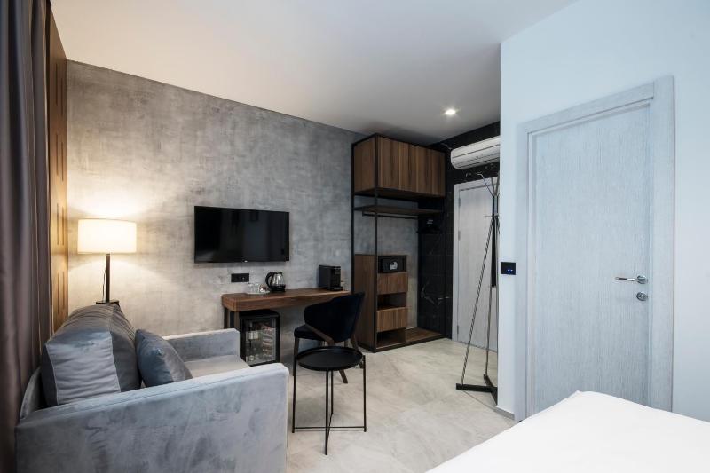 Family Room image 3