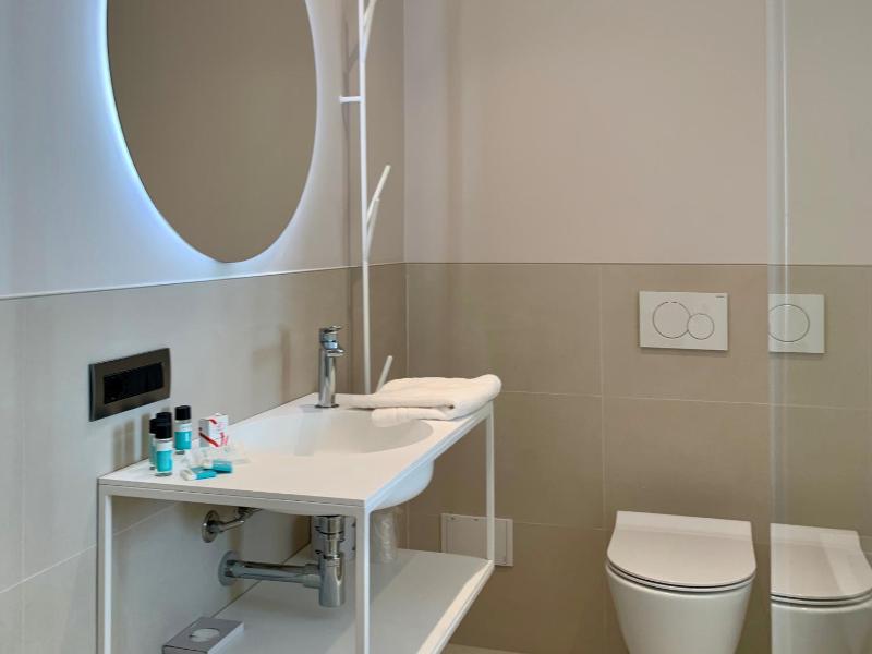 Junior Suite with Balcony and Sea View image 2