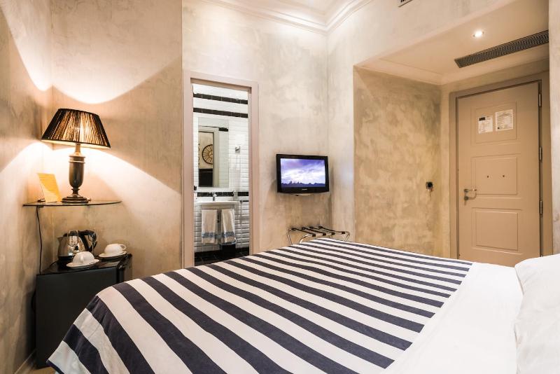 Deluxe Double Room image 1