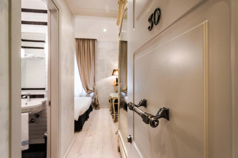 Deluxe Double Room image 4