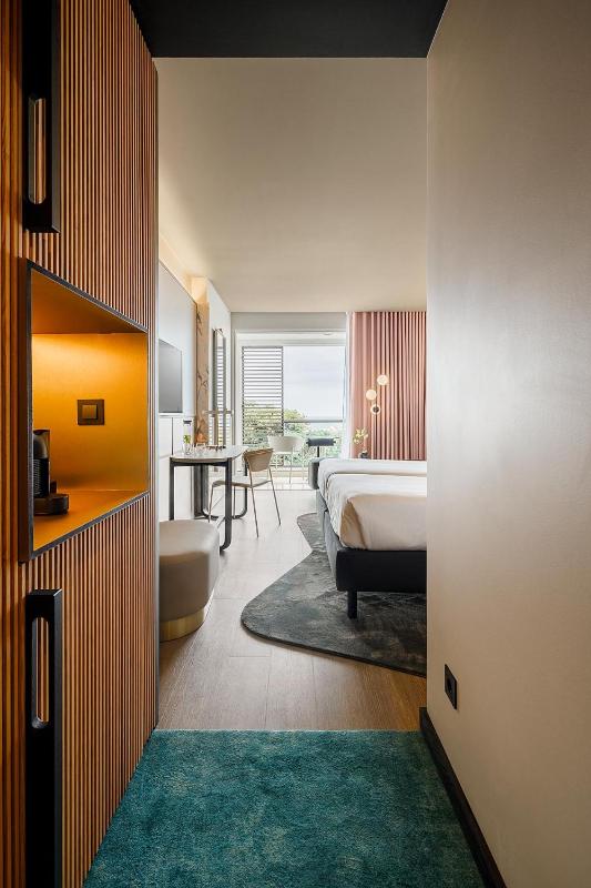 Executive Twin Room image 4