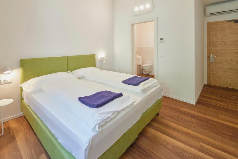 Double or Twin Room with Garden View image 3