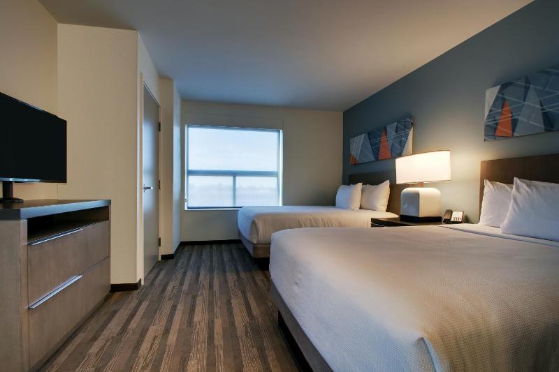 Den Guestroom with Two Queen Beds image 3