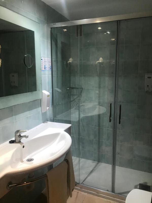 Double or Twin Room image 3