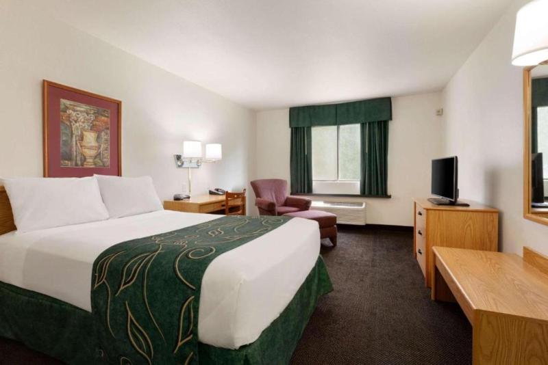 Queen Room - Non-Smoking image 1