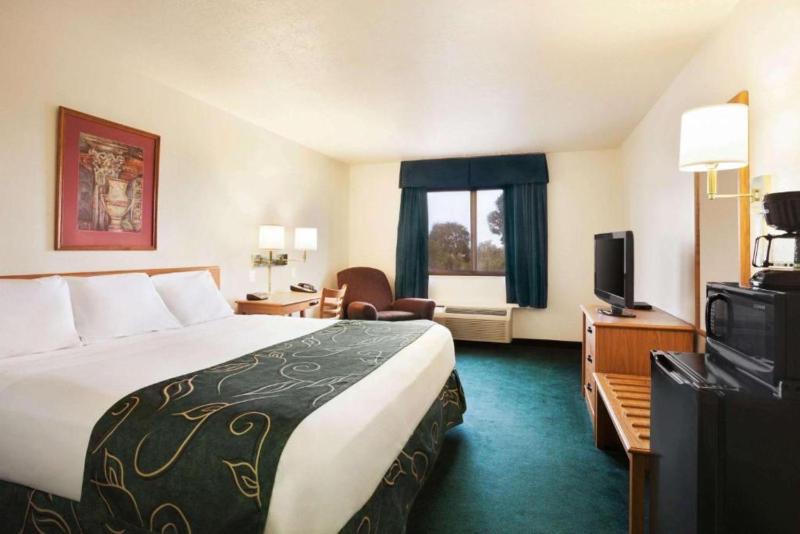 King Room - Non-Smoking image 3