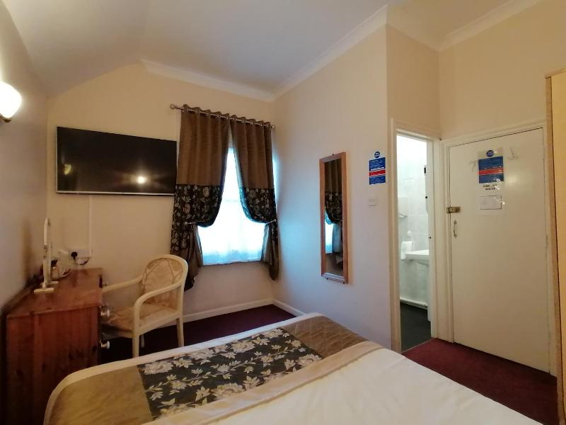 Budget Double Room image 3