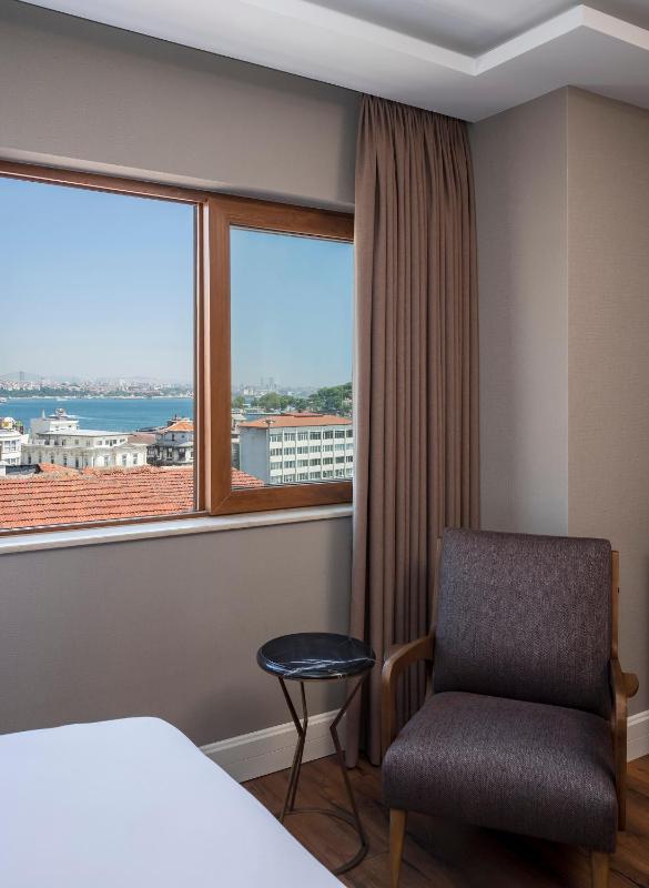 Deluxe Double Room with Sea View image 3