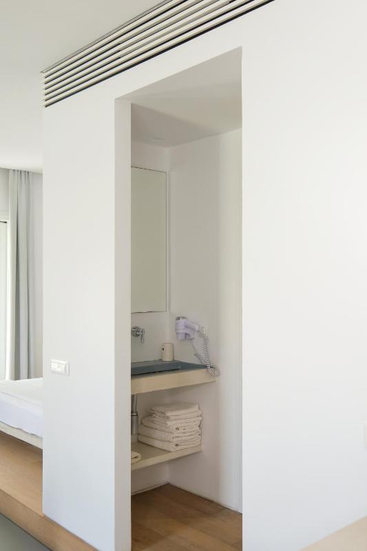 Superior Quadruple Room with Garden View image 3