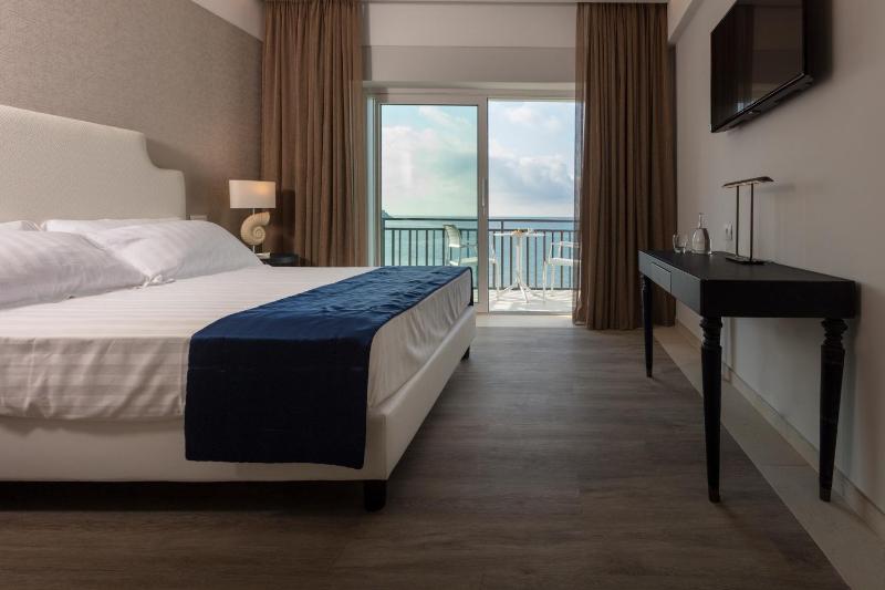 Deluxe Double or Twin Room with Sea View image 2