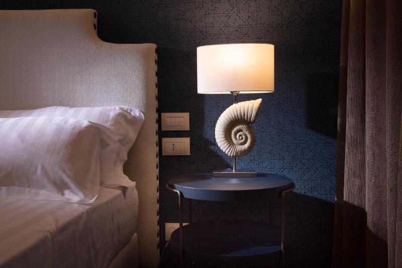 Deluxe Double or Twin Room with Sea View image 3