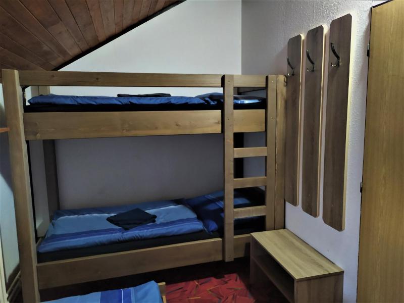 Triple Room with Shared Bathroom image 1