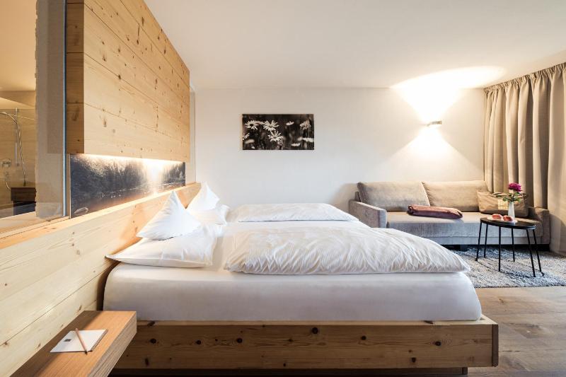 Budget Double Room image 3