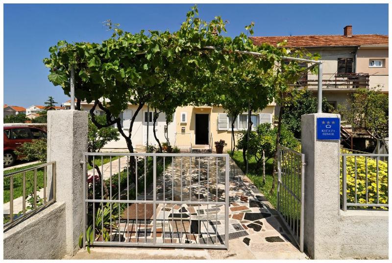 Deluxe Three-Bedroom Apartment with Pool View and Patio  image 2