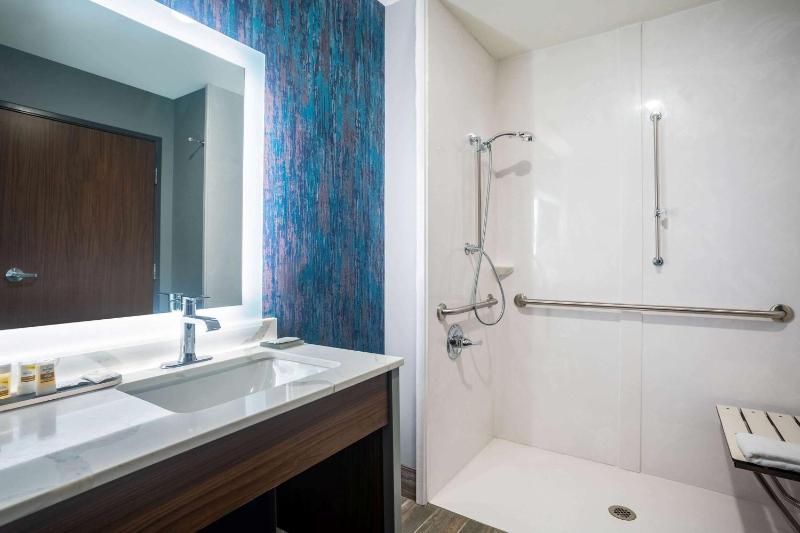 King Room with Mobility/Hearing Impaired Access - Non-Smoking image 2