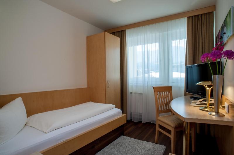 Standard Single Room image 3