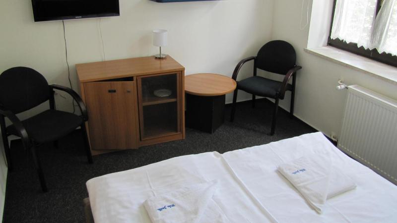 Standard Twin Room image 2