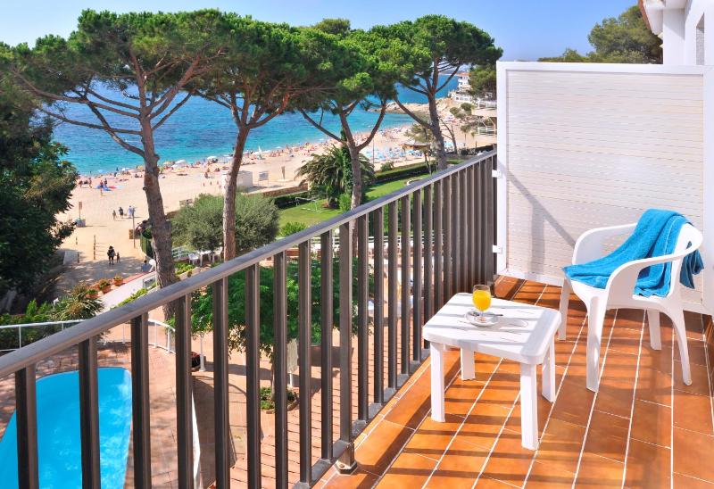 Double Room with Sea View and Balcony (2 Adults + 1 Child ) image 2