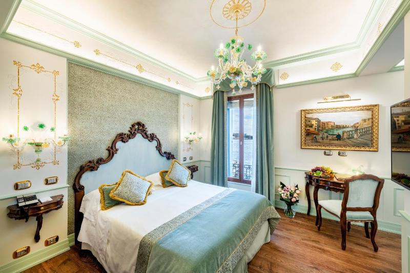 Deluxe Double or Twin Room with Grand Canal View image 1