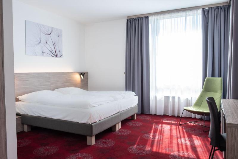 Deluxe Room image 3