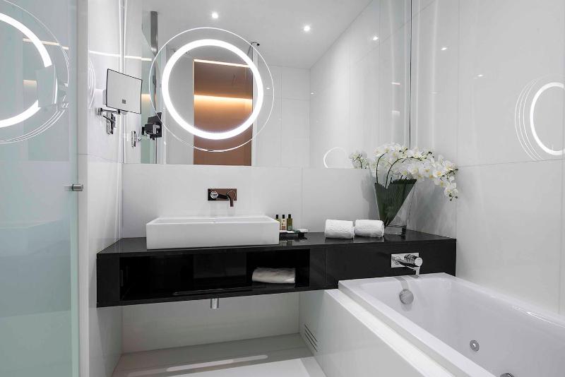 Superior Room with Two Double Beds image 2