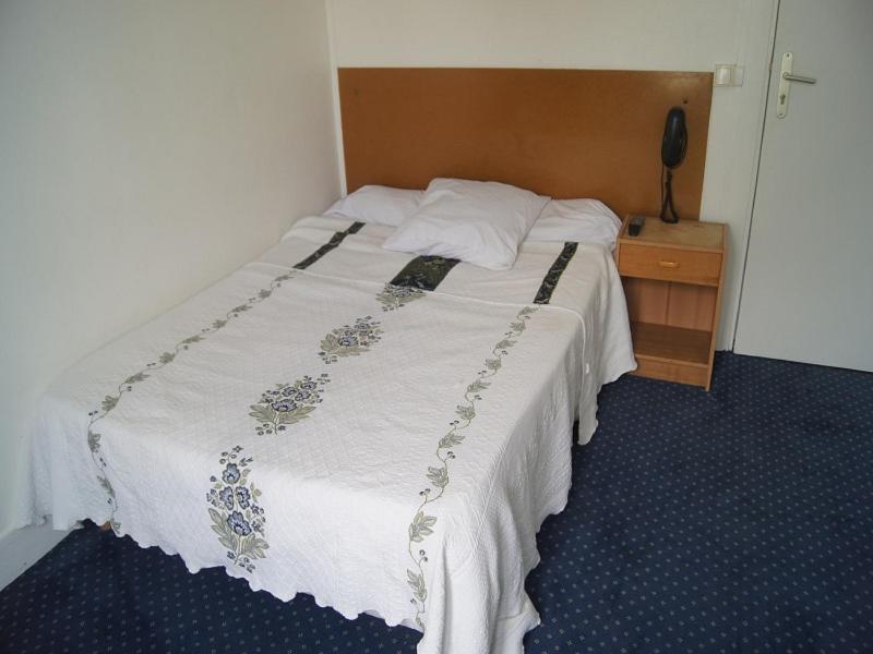 Double Room with Shared Bathroom image 1