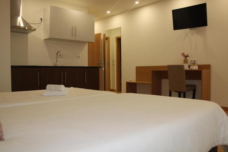 Deluxe Double or Twin Room image 2