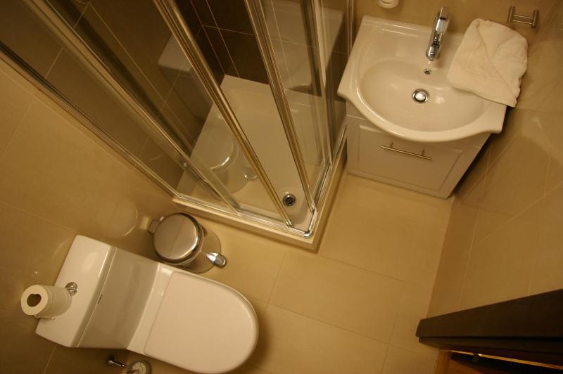 Economy Double Room image 3