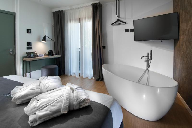 Junior Suite with Balcony image 4