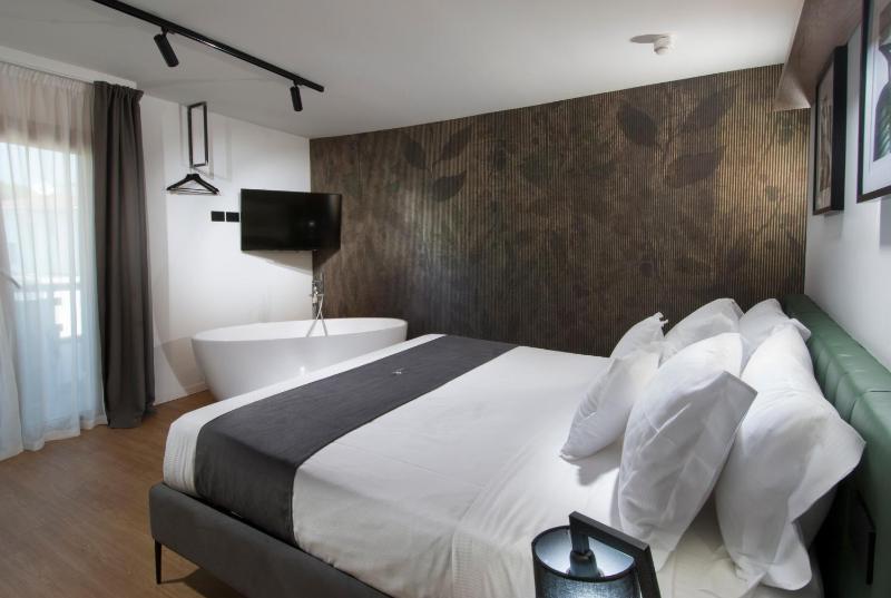 Junior Suite with Balcony image 3