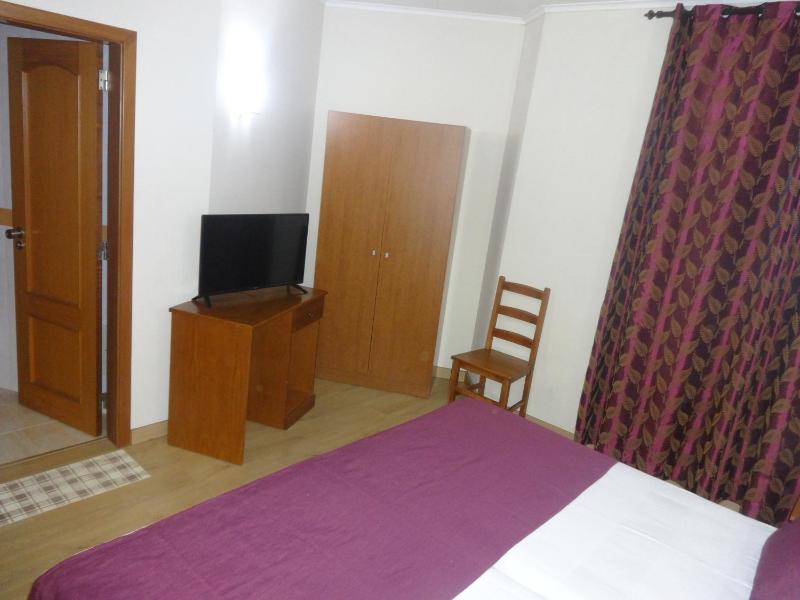 Twin Room image 4