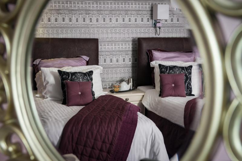 Twin Room image 1