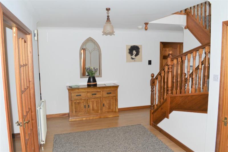 Six-Bedroom House image 4