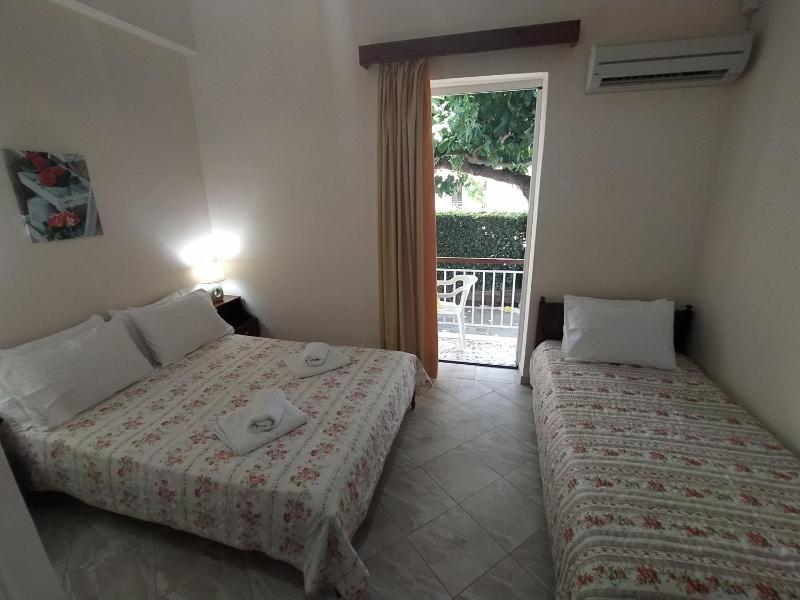Triple Room with Garden View image 2
