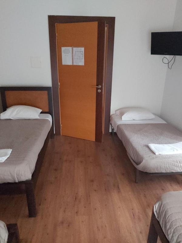 Quadruple Room with Shared Bathroom image 2