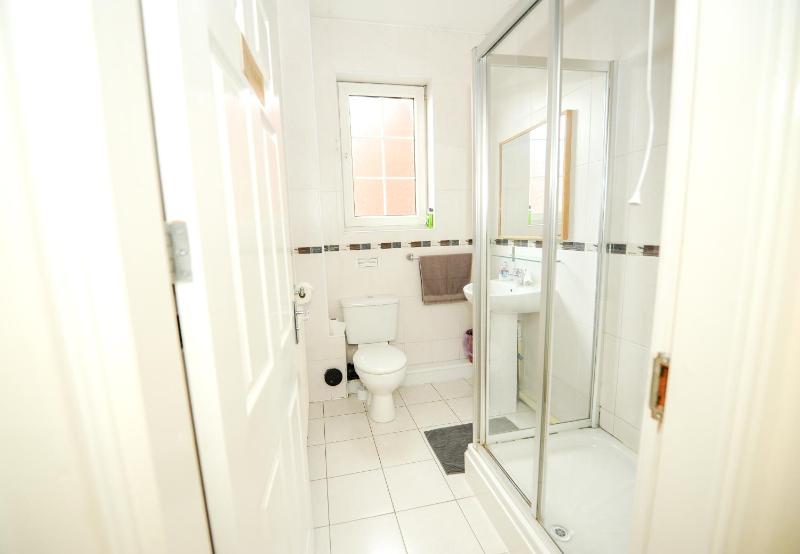 Twin Room with Shared Bathroom image 4