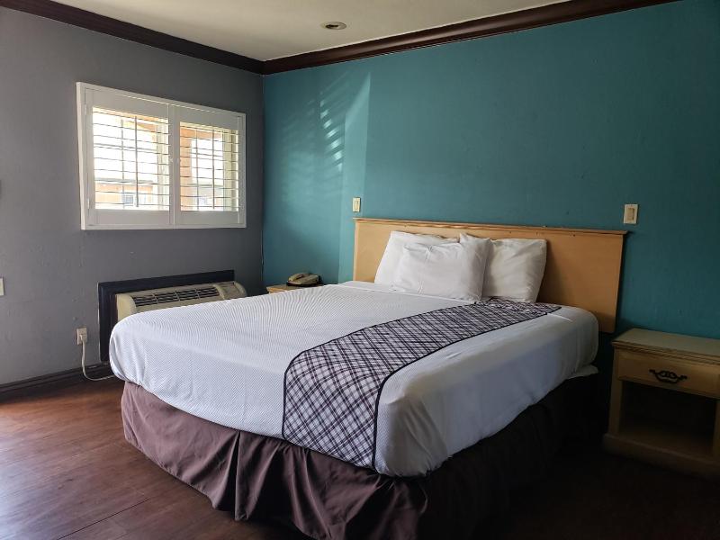 Standard Double Room image 3