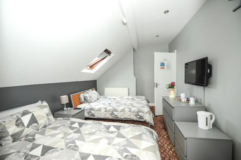 Family Room (2 Adults + 1 Child) image 3