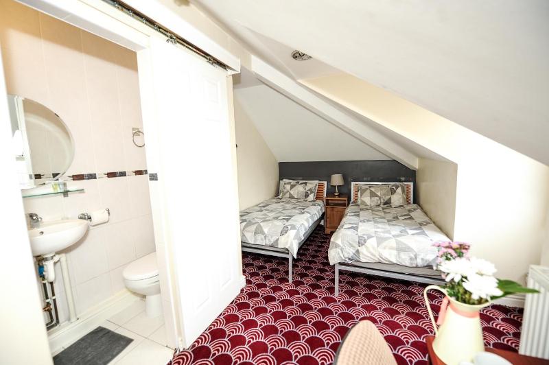 Twin Room with Bathroom image 2