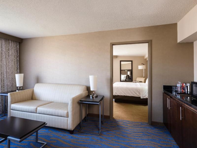 King Suite - Non-Smoking image 3