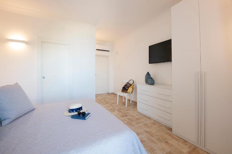 Deluxe Double Room with Balcony and Sea View image 4