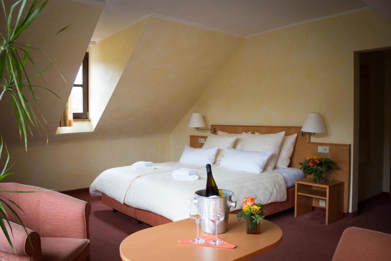 Economy Quadruple Room with Shared Bathroom image 2