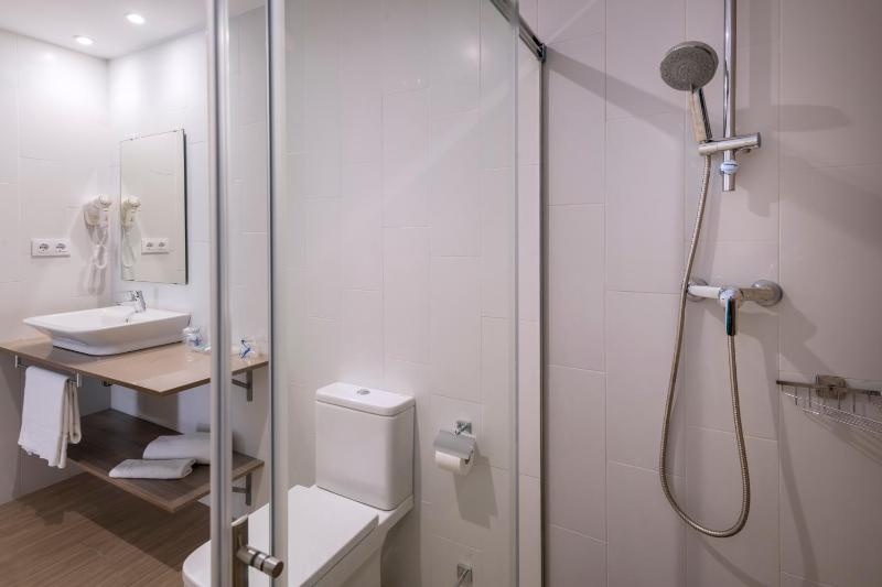Standard Triple Room (2 Adults + 1 Child) image 4