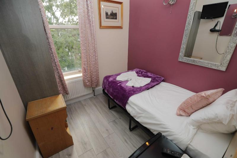 Single Room image 3