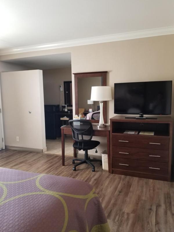 Super 8 by Wyndham Los Angeles-Culver City Area - image 10
