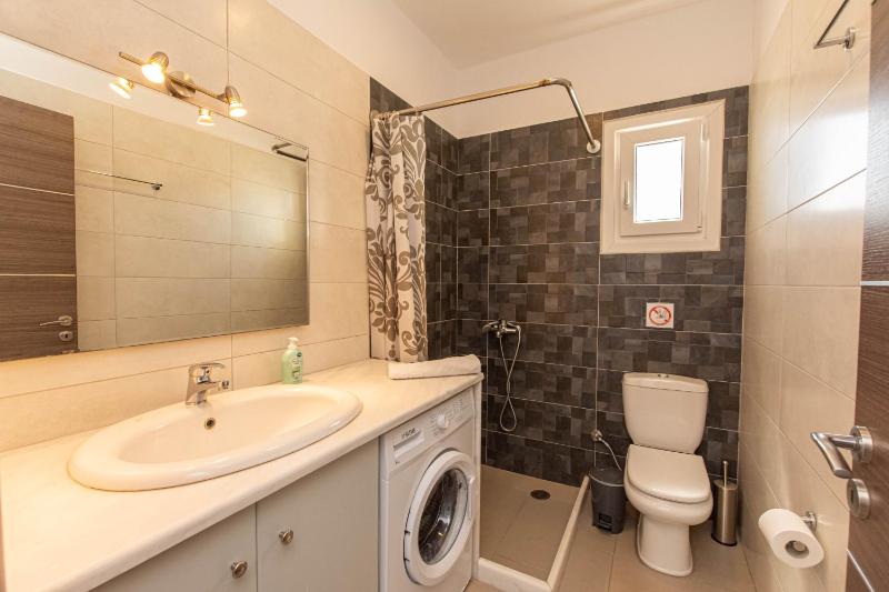 Studio Apartment with Sea View image 3